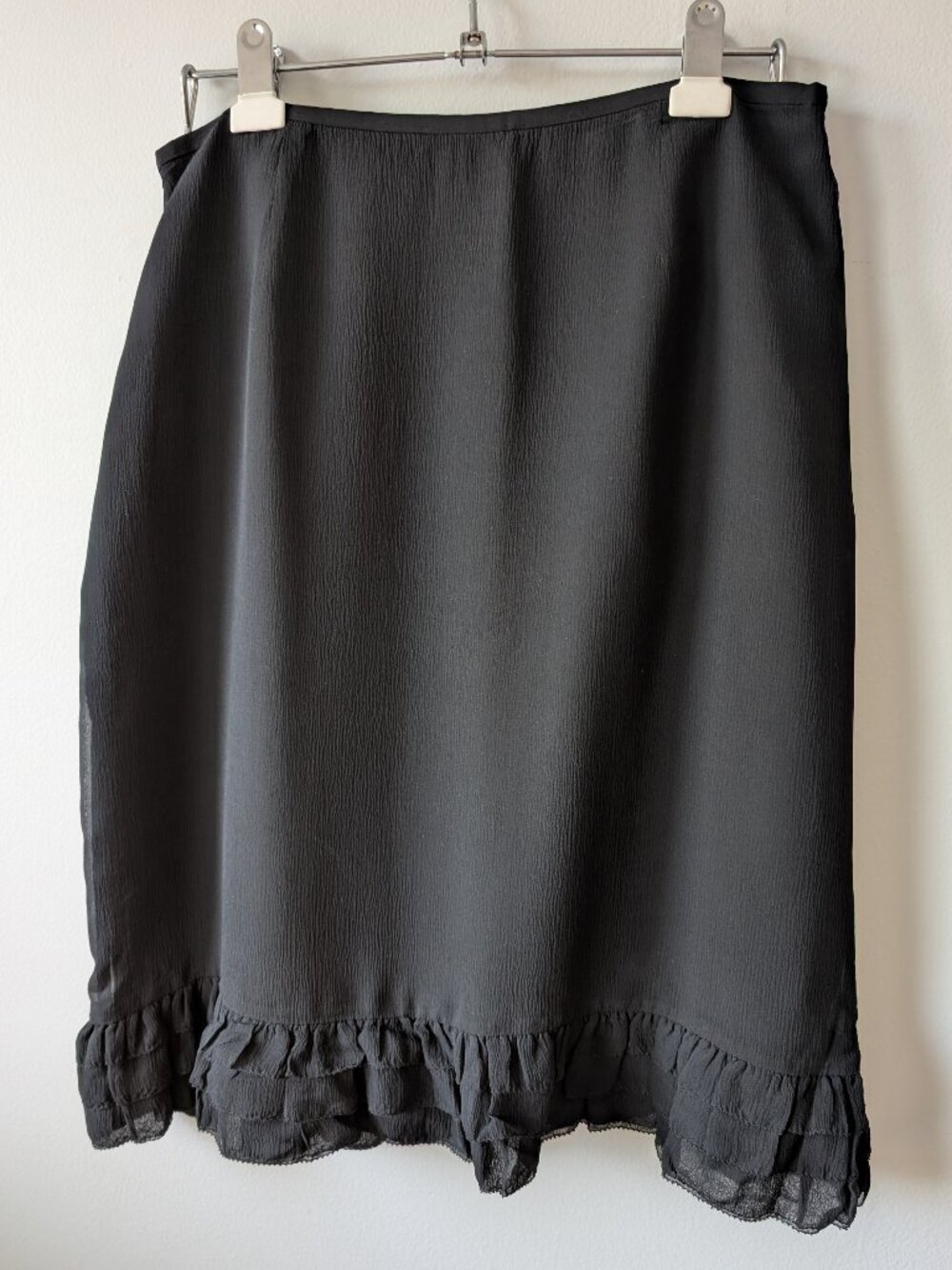 Ann Taylor Black 100% Silk Ruffle Hem Skirt Size 8 Fully Lined